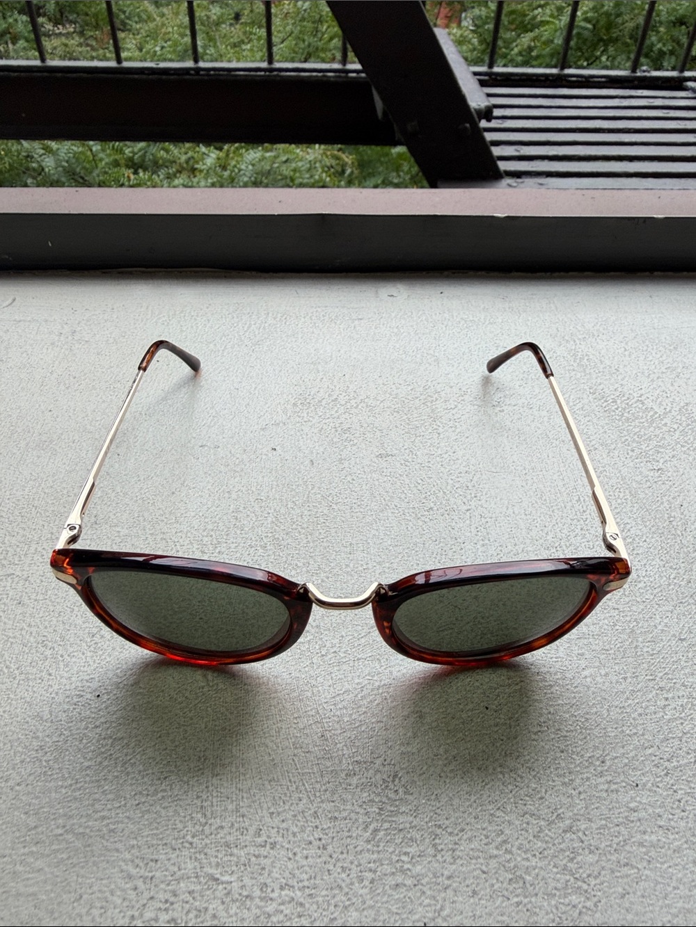 Classic Round Tortoiseshell Sunglasses with Green Lenses (vintage) - Picture 2 of 3